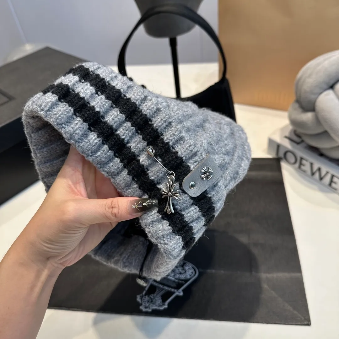 P56 Crow Heart Autumn and Winter Wool Knitted Beanie This must be a favorite of minimalism. It is clean, neat, fashionable and versatile, and will definitely not be picky about your face shape! A fashionable classic that lasts forever! Fashionable black and white can be purchased together!